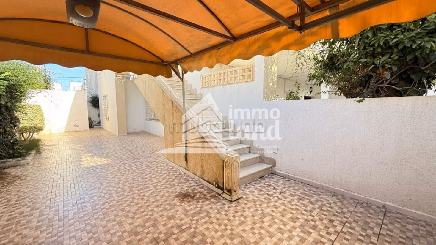 Villa de 319m2 terrain et 350m2 bâti à borj louzir