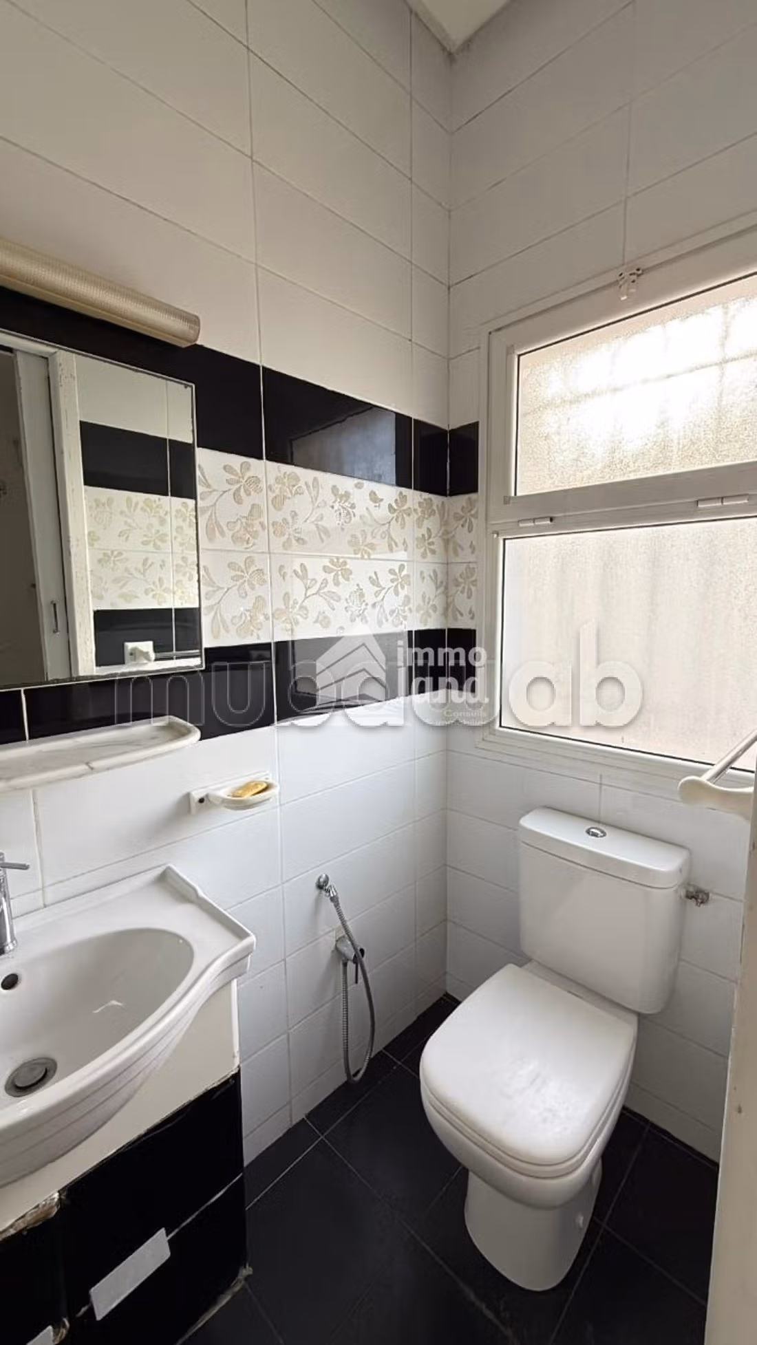 Villa de 319m2 terrain et 350m2 bâti à borj louzir