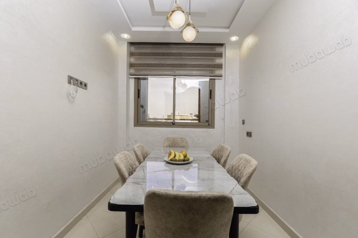 Piso dos fachadas en alquiler en Al Wifaq. 2 bonitas habitaciones. Bien decorado