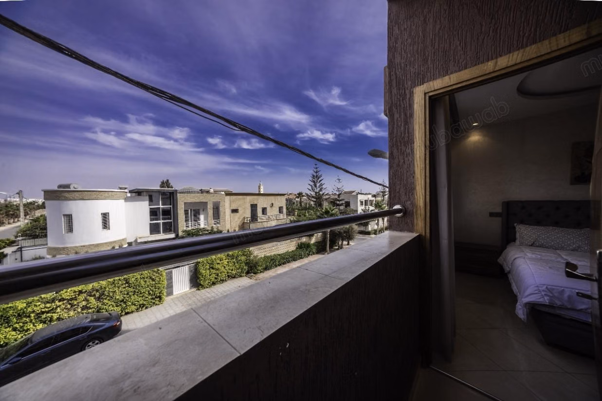 Piso dos fachadas en alquiler en Al Wifaq. 2 bonitas habitaciones. Bien decorado