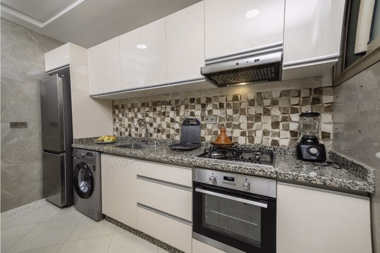Piso dos fachadas en alquiler en Al Wifaq. 2 bonitas habitaciones. Bien decorado