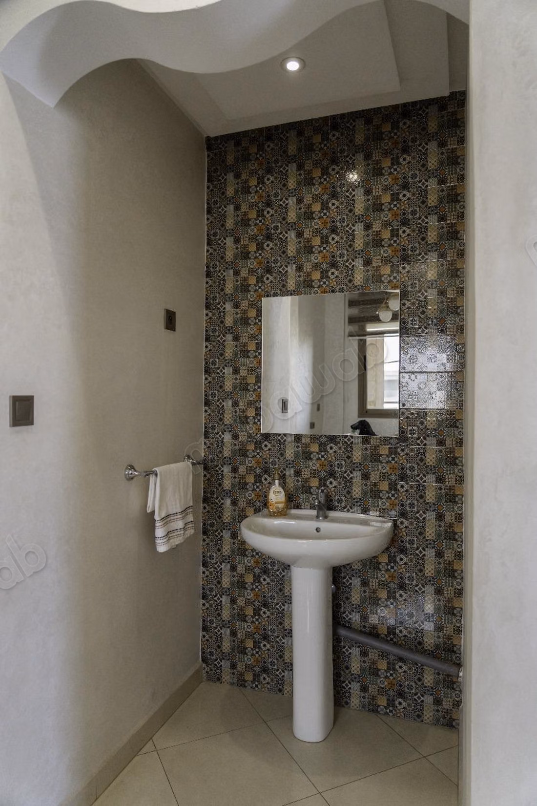 Piso dos fachadas en alquiler en Al Wifaq. 2 bonitas habitaciones. Bien decorado
