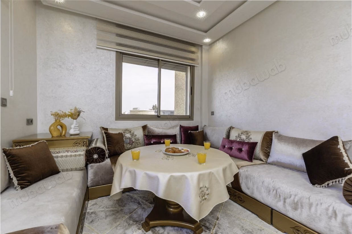 Piso dos fachadas en alquiler en Al Wifaq. 2 bonitas habitaciones. Bien decorado