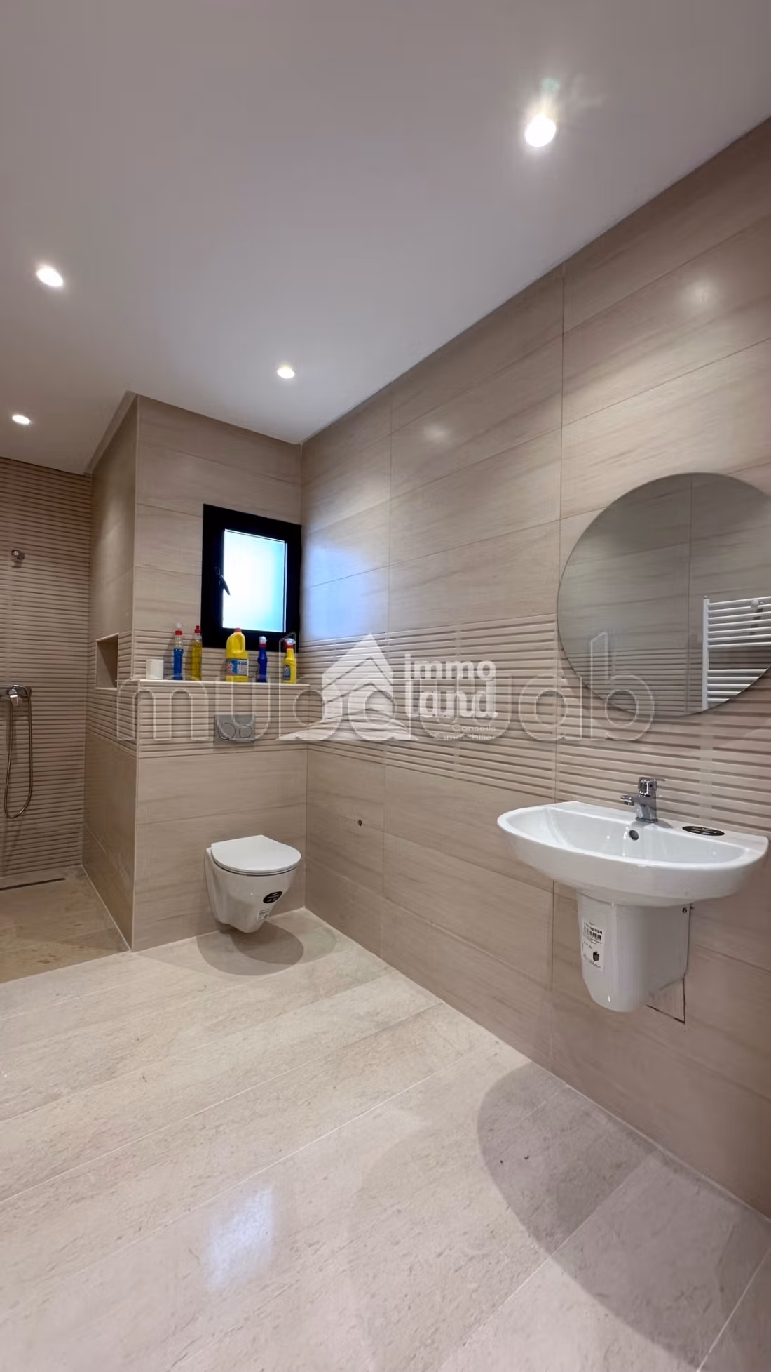 Rent an apartment in Cité Erriadh. 1 room. Air conditioning system. 