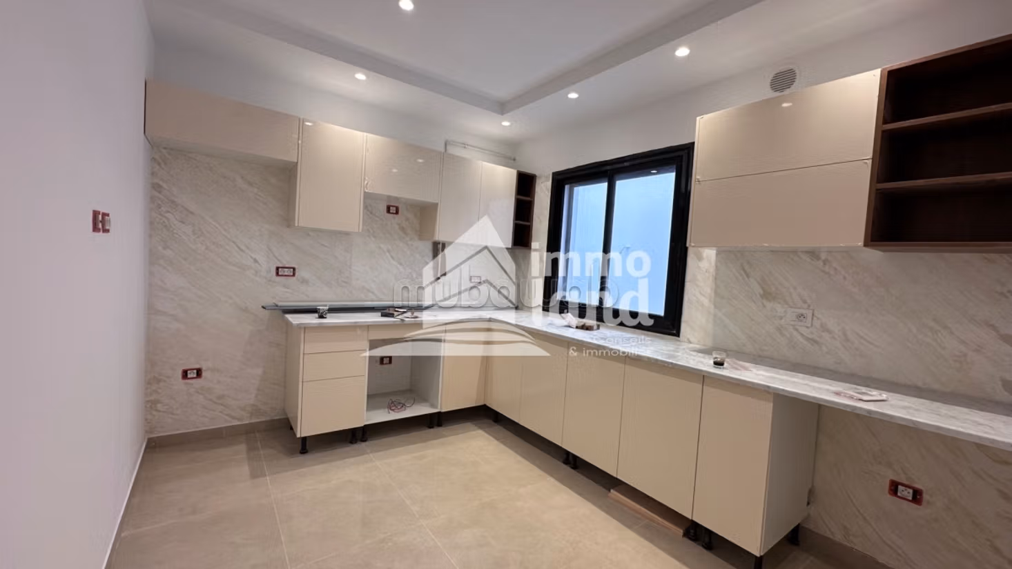 Rent an apartment in Cité Erriadh. 1 room. Air conditioning system. 