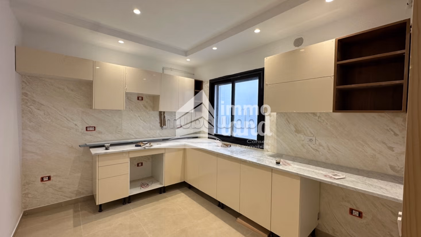 Rent an apartment in Cité Erriadh. 1 room. Air conditioning system. 
