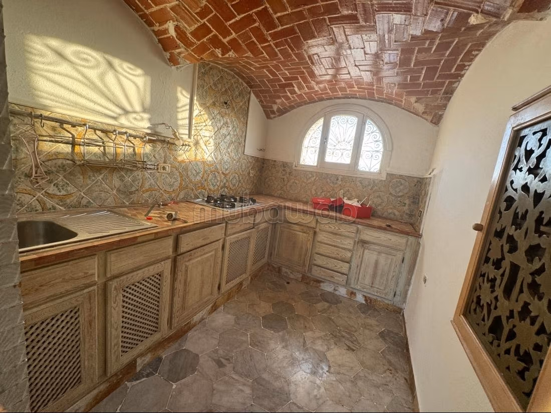 شقة رائعة للايجار ب سكرة. 2 غرف جميلة. باب متين،إقامة مؤمنة