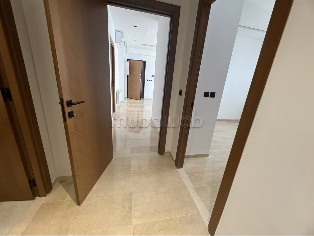 Vend appartement à Les Jardins de Carthage. Surface de 166 m². Fenêtres double vitrage et chauffage central