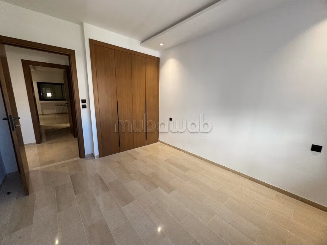 Vend appartement à Les Jardins de Carthage. Surface de 166 m². Fenêtres double vitrage et chauffage central