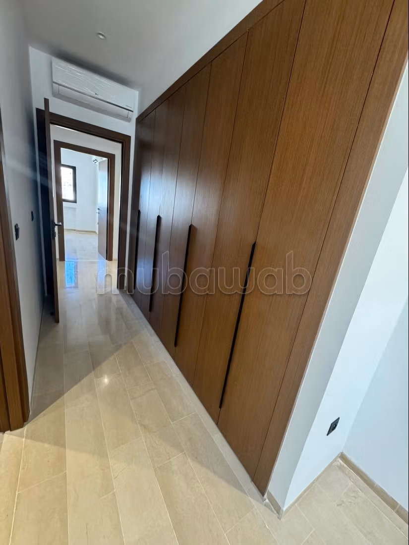Vend appartement à Les Jardins de Carthage. Surface de 166 m². Fenêtres double vitrage et chauffage central