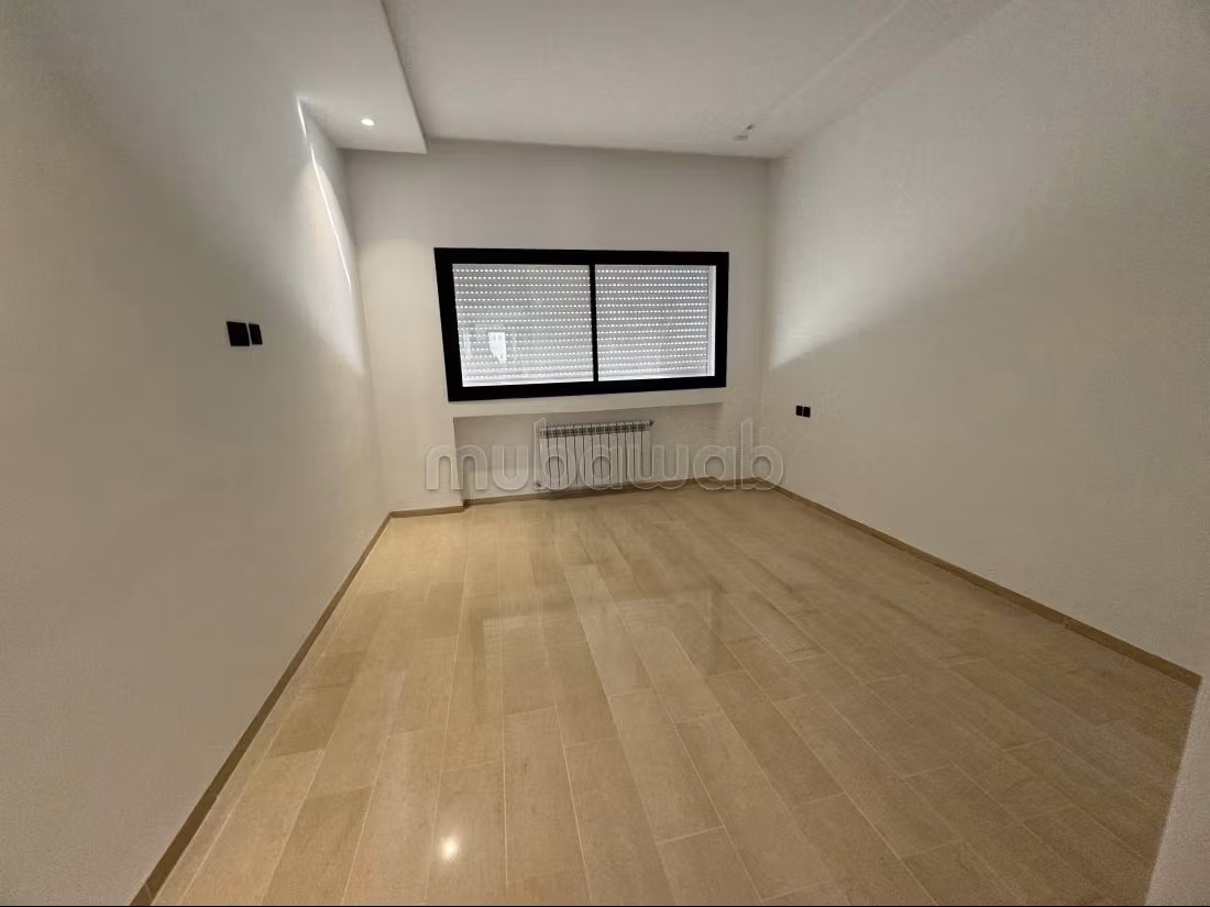 Vend appartement à Les Jardins de Carthage. Surface de 166 m². Fenêtres double vitrage et chauffage central
