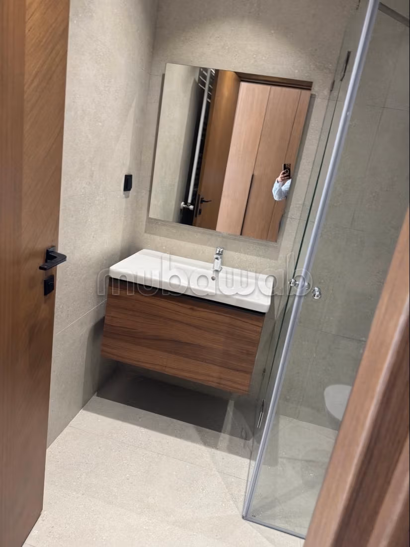Vend appartement à Les Jardins de Carthage. Surface de 166 m². Fenêtres double vitrage et chauffage central