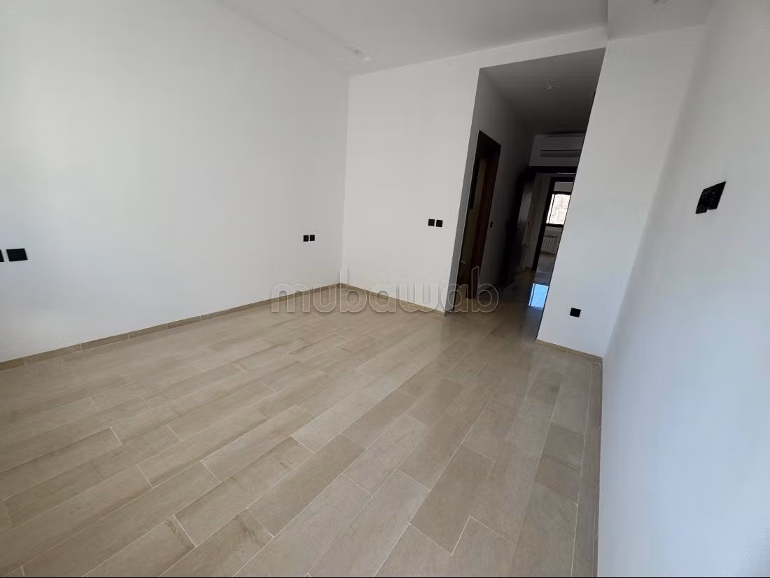 Vend appartement à Les Jardins de Carthage. Surface de 166 m². Fenêtres double vitrage et chauffage central