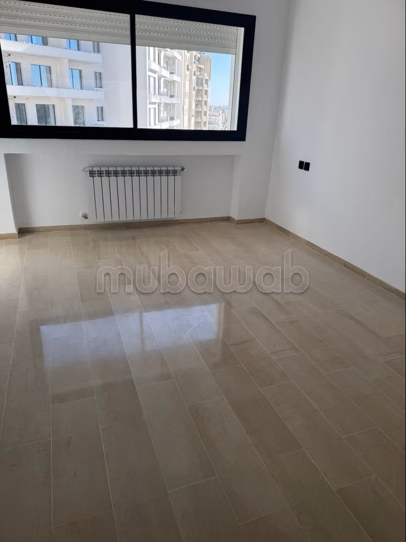Vend appartement à Les Jardins de Carthage. Surface de 166 m². Fenêtres double vitrage et chauffage central