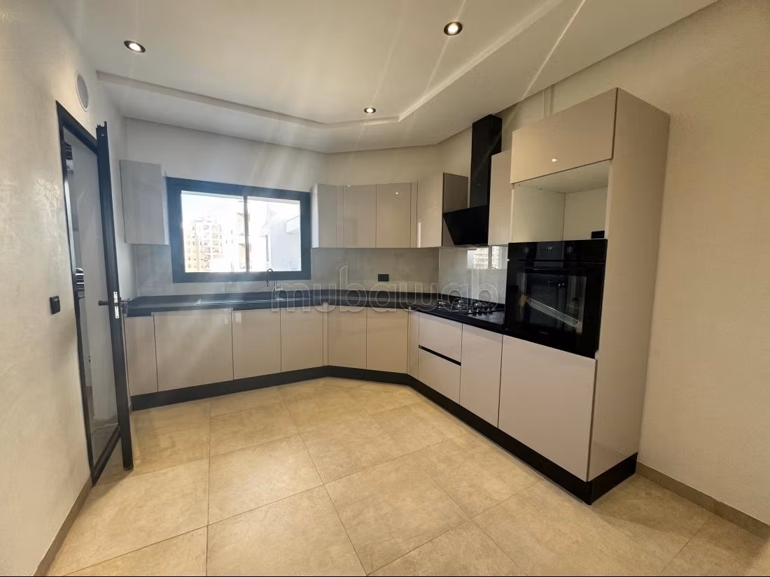 Vend appartement à Les Jardins de Carthage. Surface de 166 m². Fenêtres double vitrage et chauffage central