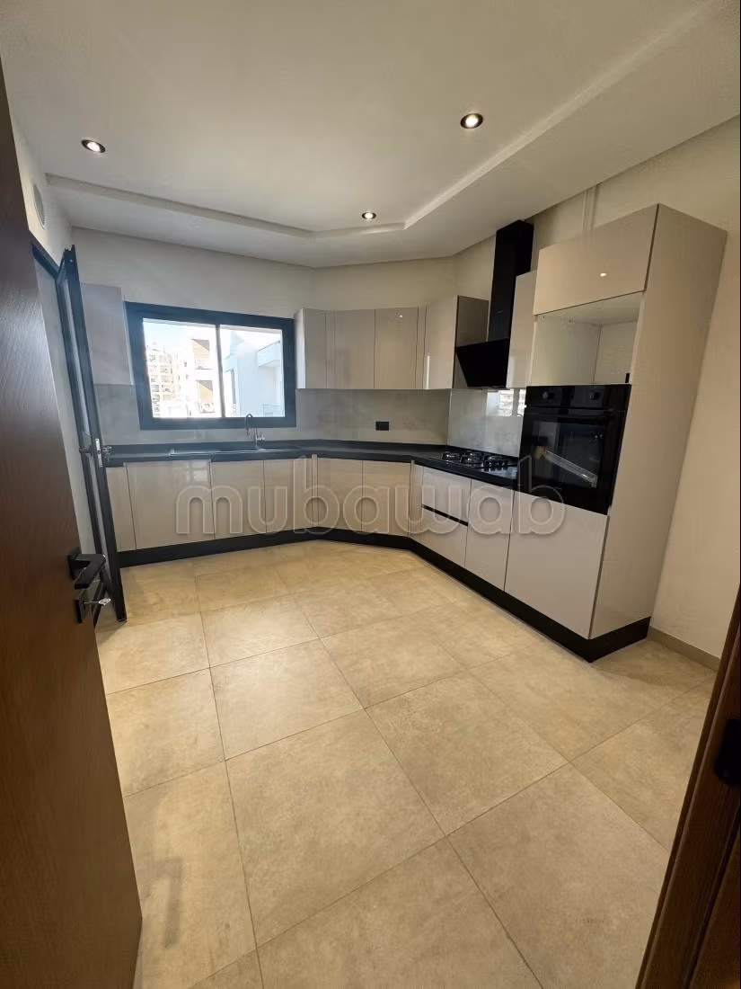 Vend appartement à Les Jardins de Carthage. Surface de 166 m². Fenêtres double vitrage et chauffage central