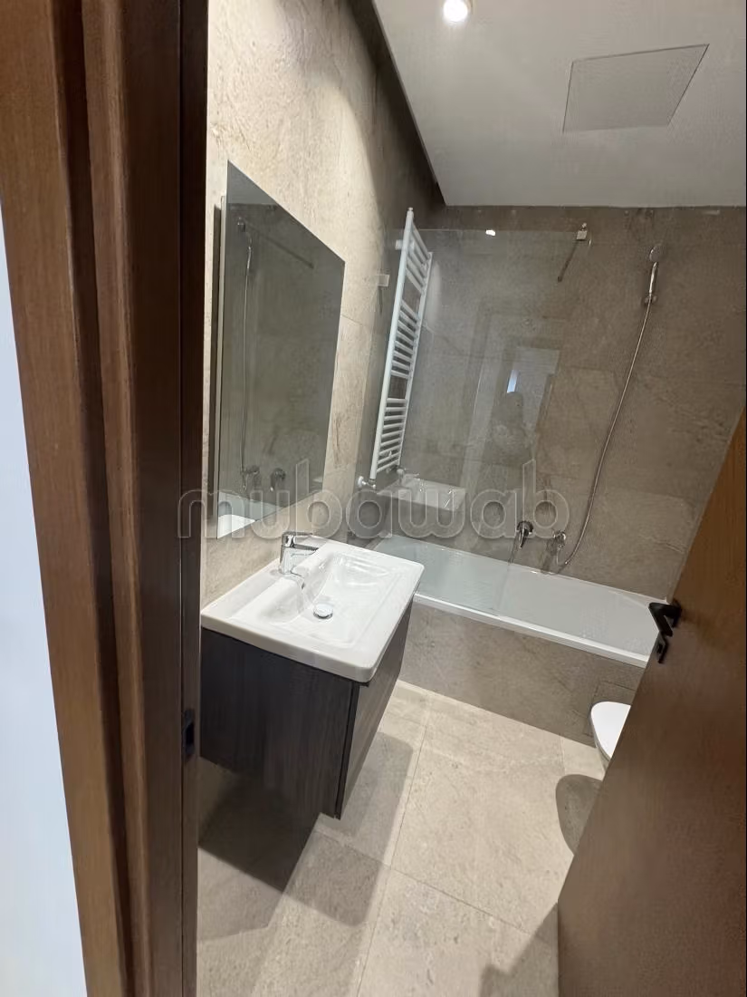 Vend appartement à Les Jardins de Carthage. Surface de 166 m². Fenêtres double vitrage et chauffage central