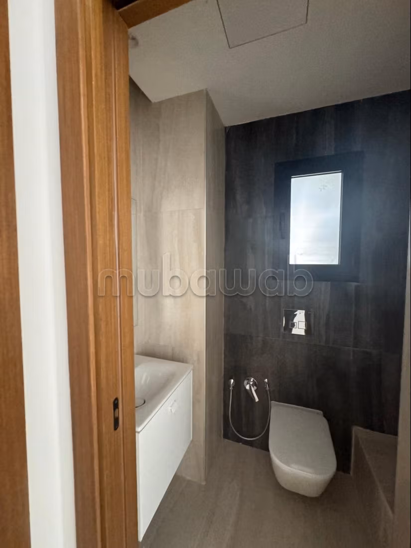 Vend appartement à Les Jardins de Carthage. Surface de 166 m². Fenêtres double vitrage et chauffage central