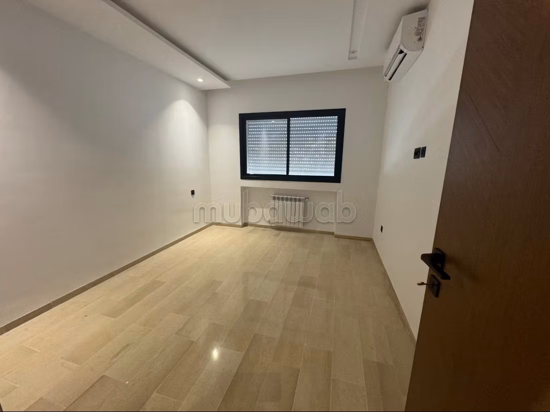 Vend appartement à Les Jardins de Carthage. Surface de 166 m². Fenêtres double vitrage et chauffage central