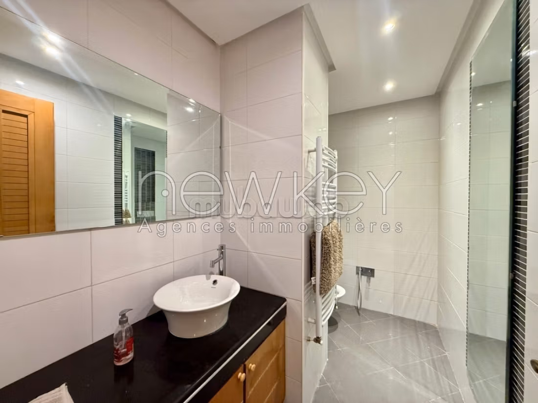 Sale of a lovely apartment in Les Berges Du Lac 2. 3 lovely rooms. Storage unit. 
