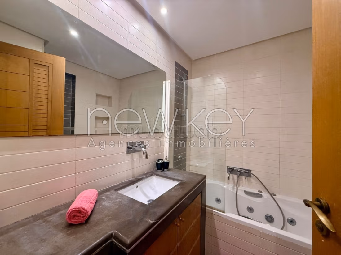 Sale of a lovely apartment in Les Berges Du Lac 2. 3 lovely rooms. Storage unit. 