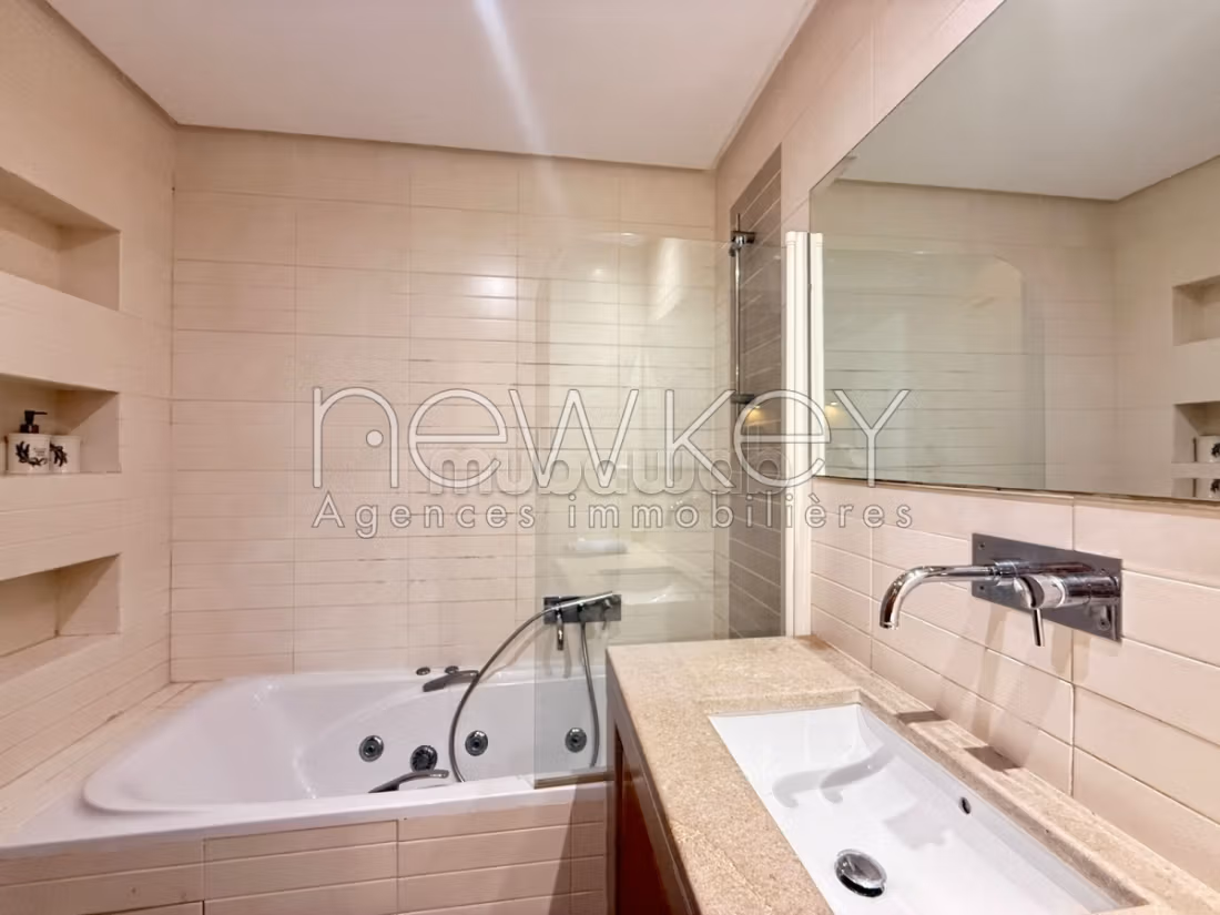 Sale of a lovely apartment in Les Berges Du Lac 2. 3 lovely rooms. Storage unit. 