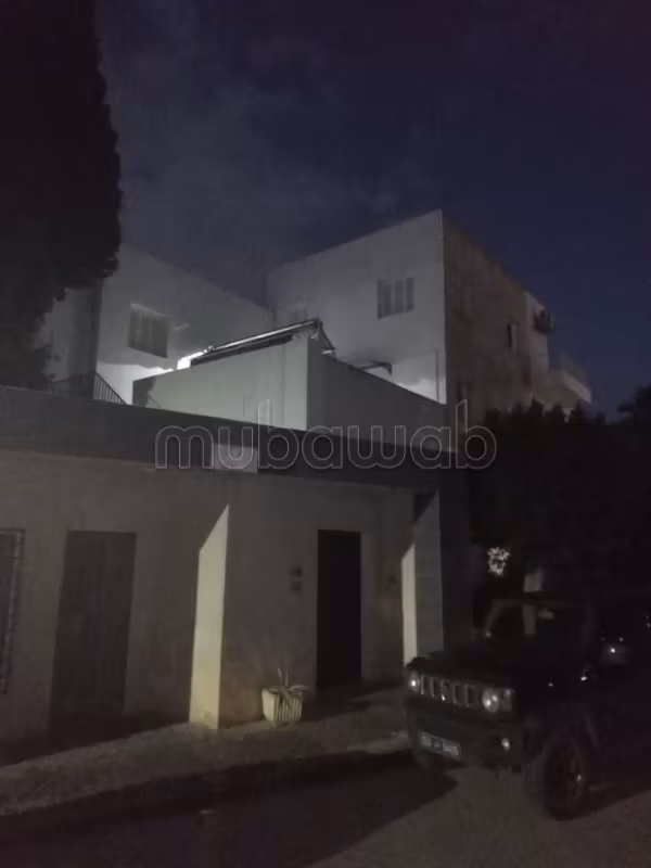 Affitta la tua casa a El Menzah 4. 9 locali spaziosi. Climatizzazione. 