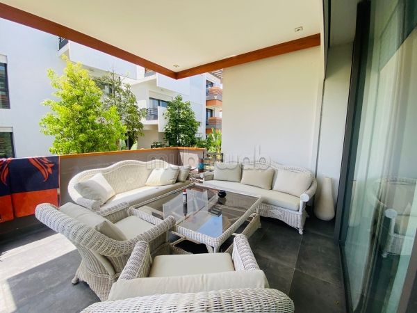 Bonito piso en venta. Gran superficie 181 m². Piscina grande, aire condicionado general. 