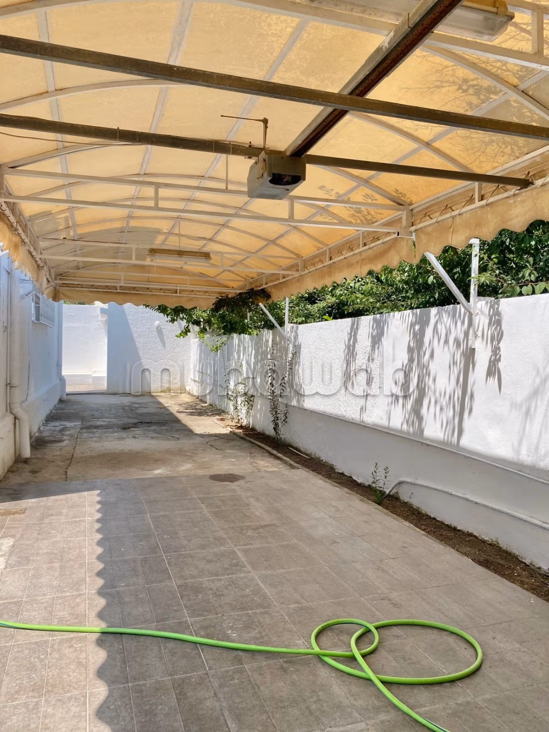 A louer RDC S3 vide avec jardin à la Marsa