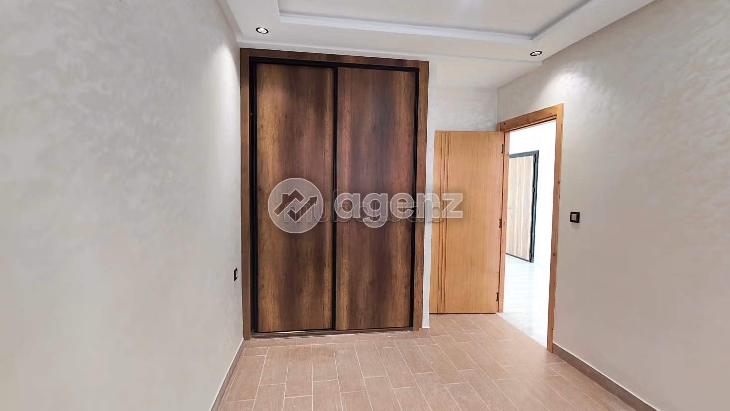 Acquista casa. 4 camere da letto. Posto auto e terrazzo. 