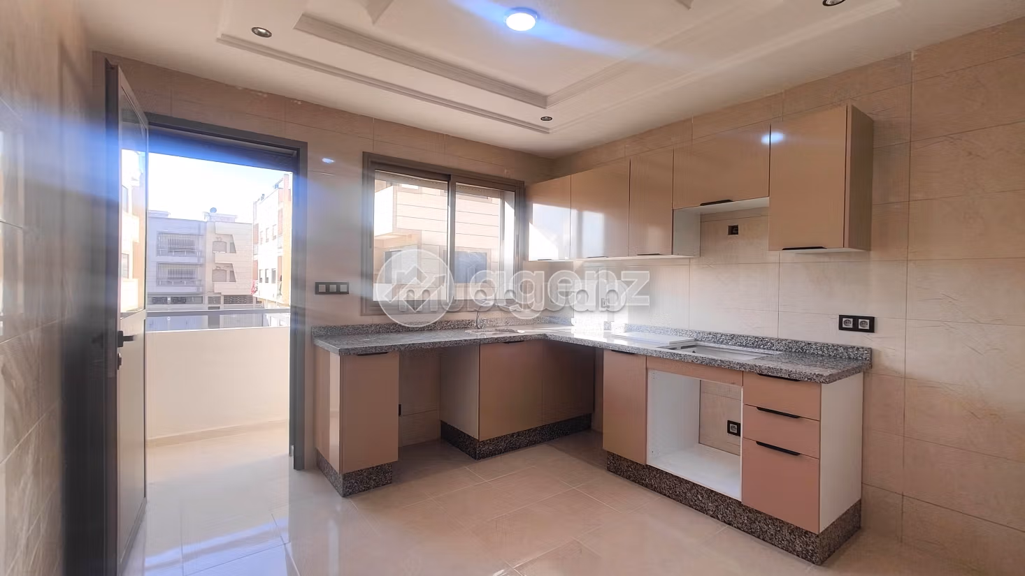 Acquista casa. 4 camere da letto. Posto auto e terrazzo. 