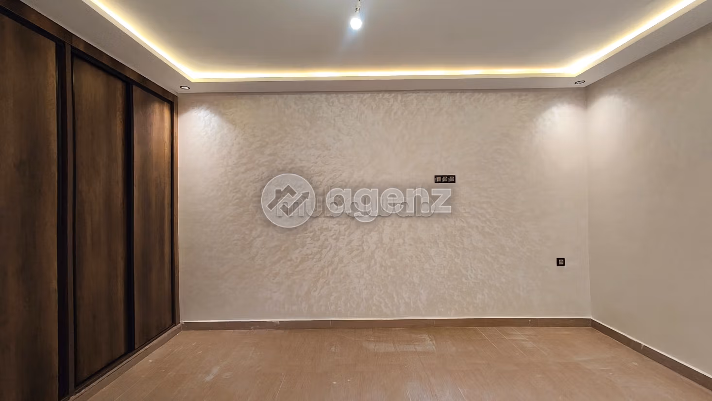Acquista casa. 4 camere da letto. Posto auto e terrazzo. 