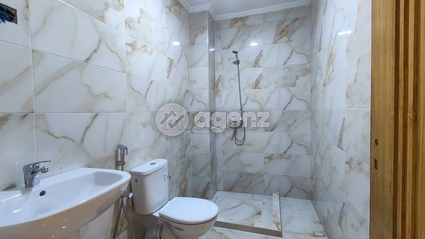 Acquista casa. 4 camere da letto. Posto auto e terrazzo. 