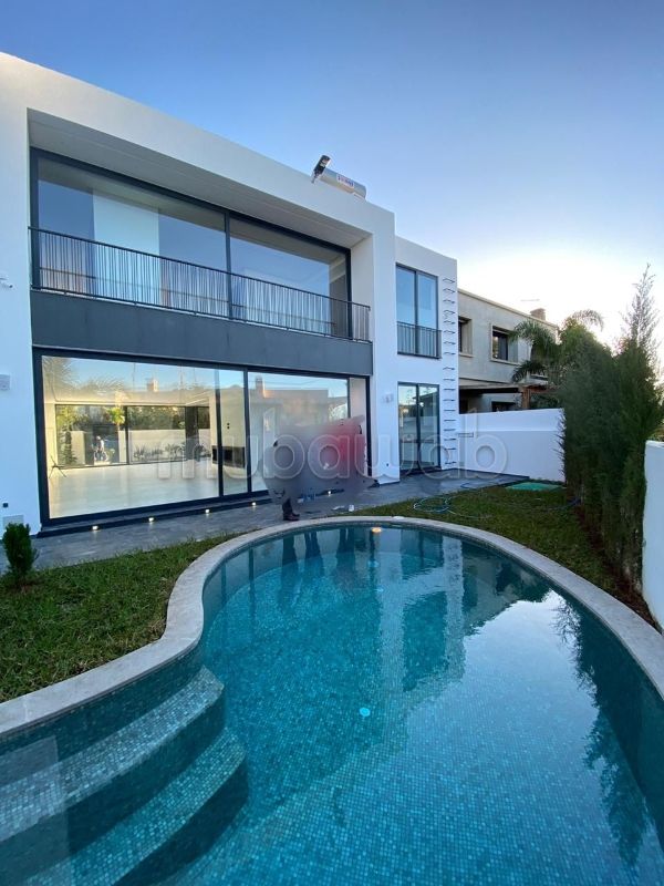 Suntuosa villa en alquiler en Ain Diab. 3 bonitas habitaciones. Piscina grande, aire condicionado general