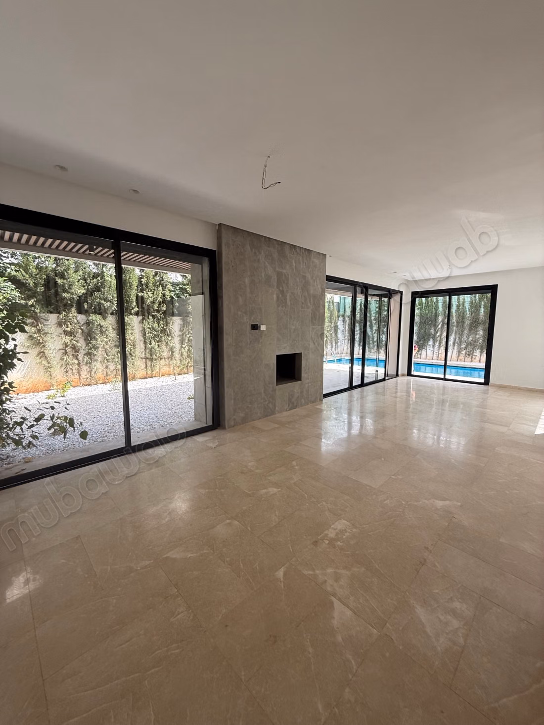 Maestosa villa in affitto a Ville Verte. 7 locali spaziosi. Piscina e aria condizionata. 