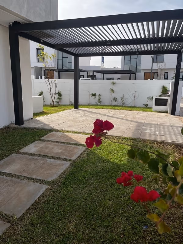 Beautiful villa for rent in Ville Verte. Dimension 672 m². Swimming pool and air conditioning. 