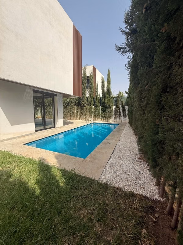 Maestosa villa in affitto a Ville Verte. 7 locali spaziosi. Piscina e aria condizionata. 