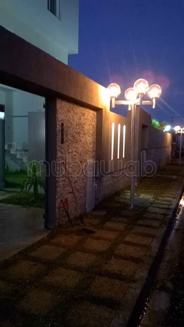 À vendre un duplex avec jardin à l'aouina