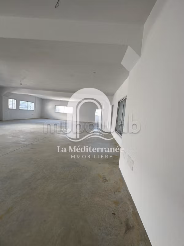Locale commerciale da affittare a Ben Arous. Superficie 1000 m². Ascensore e posto auto. 