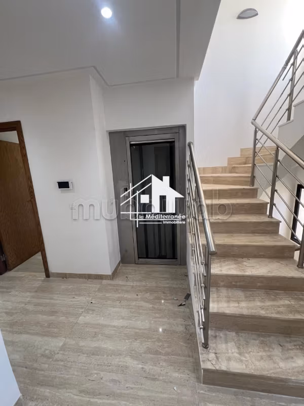 A vendre triplex avec piscine à gammarth