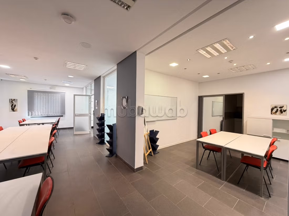 Ufficio da affittare a El Menzah 1. Superficie di 480 m². Giardino e terrazzo. 