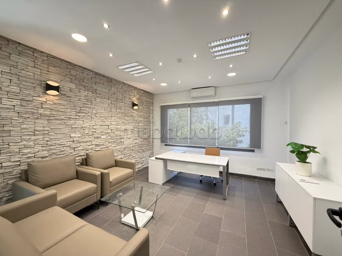 Ufficio da affittare a El Menzah 1. Superficie di 480 m². Giardino e terrazzo. 