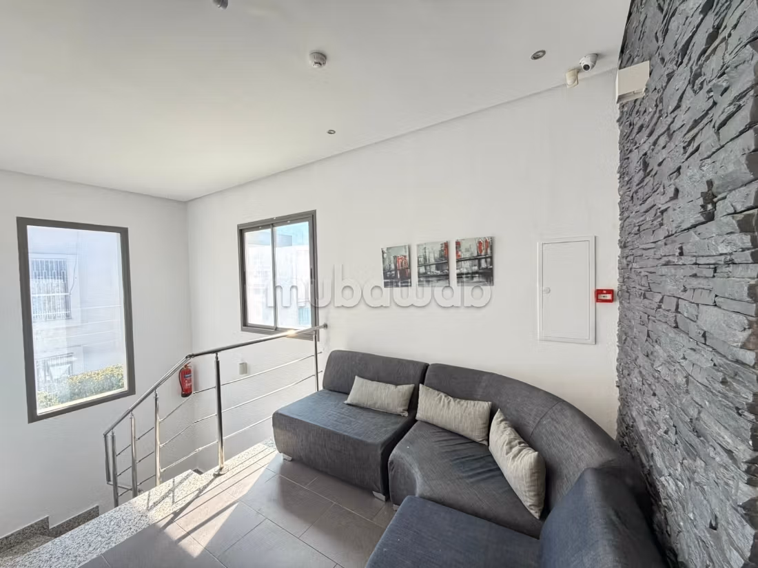 Ufficio da affittare a El Menzah 1. Superficie di 480 m². Giardino e terrazzo. 