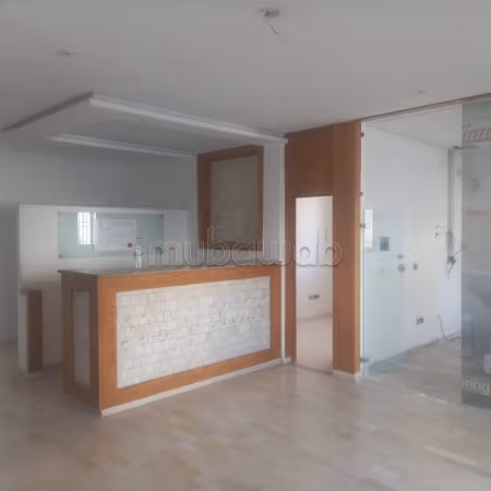 Spazioso locale commerciale da affittare a Saint Gobin. Superficie di 660 m². 