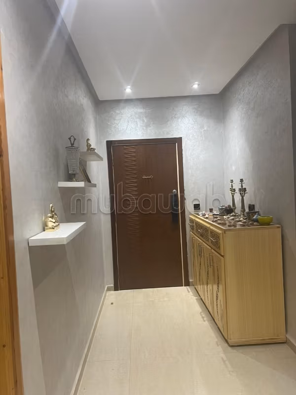 Superbe appartement à louer à Branes 1. 
Superficie 88 m². 
Bien meublé