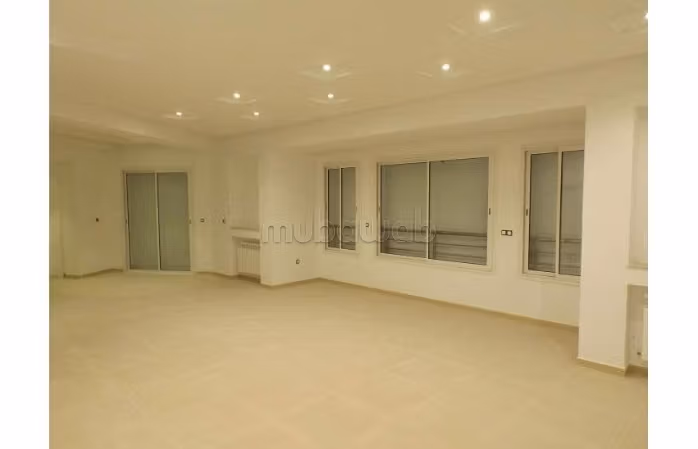Affitto di uno splendido appartamento a Cité Ennasr. 7 locali spaziosi. Area verde. 