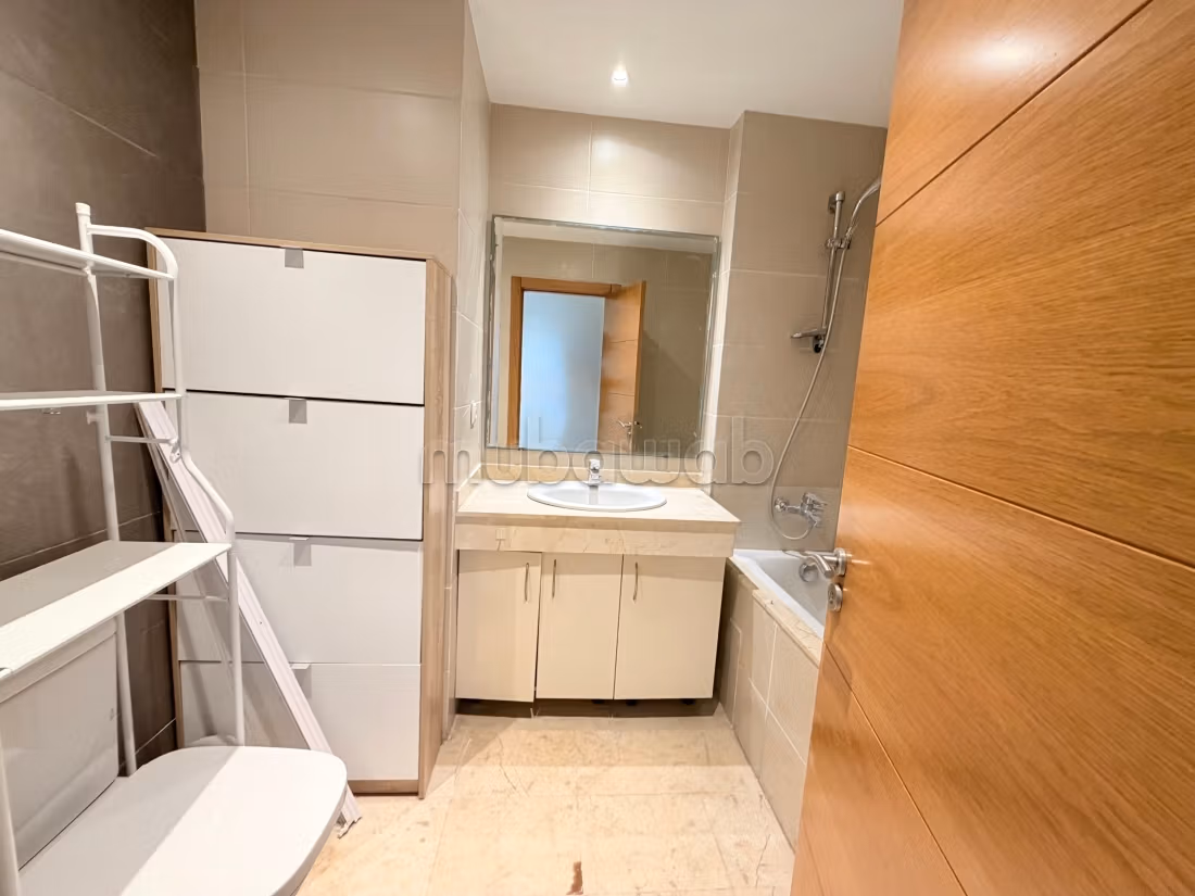 Bel appartement en location à Belvédère. Surface de 80 m². Résidence avec concierge, climatisation générale