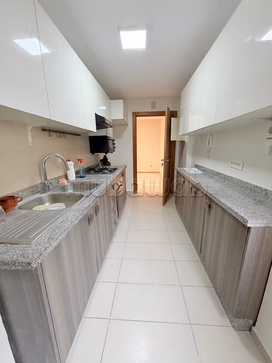 Bel appartement en location à Belvédère. Surface de 80 m². Résidence avec concierge, climatisation générale