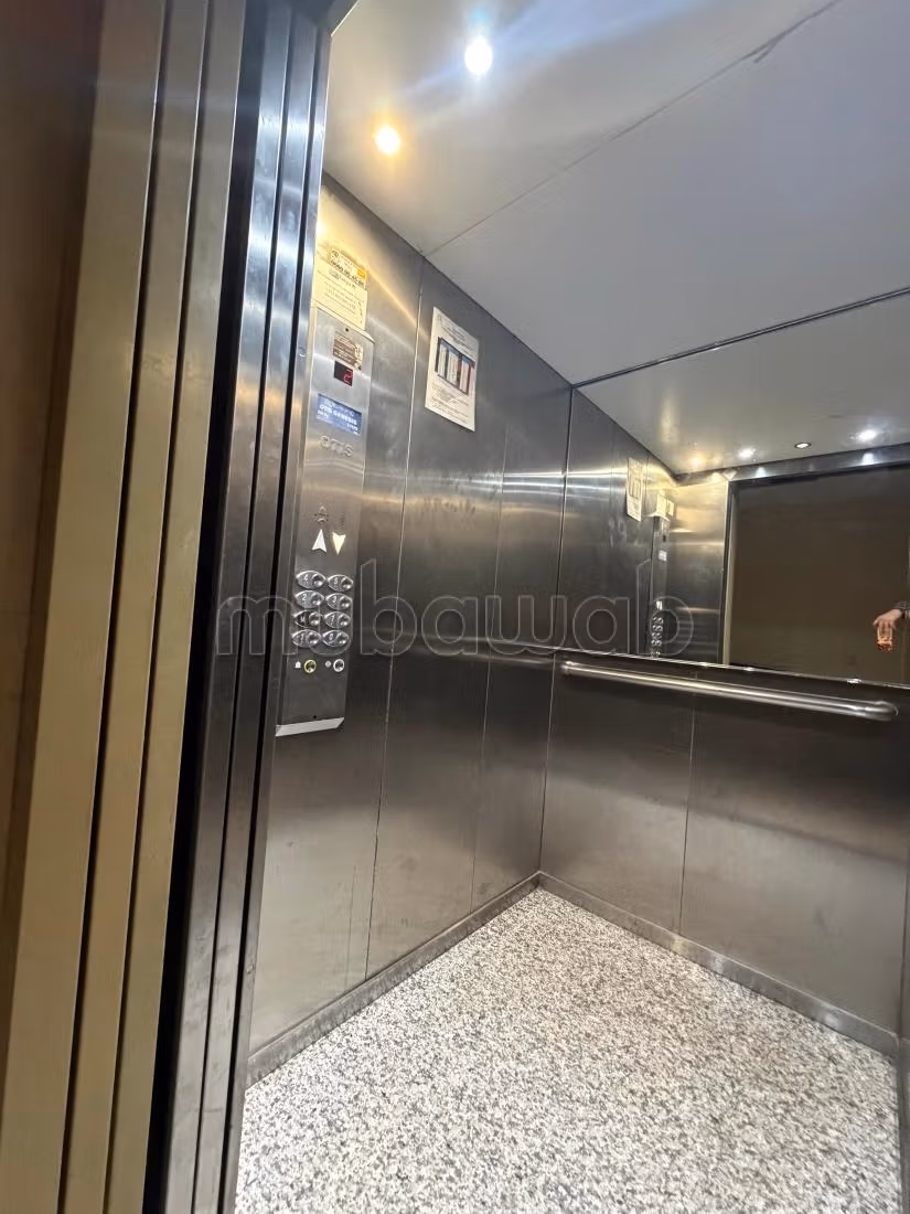 Bel appartement en location à Belvédère. Surface de 80 m². Résidence avec concierge, climatisation générale