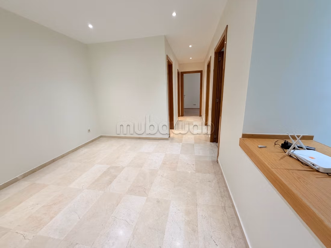 Bel appartement en location à Belvédère. Surface de 80 m². Résidence avec concierge, climatisation générale